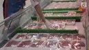 Pekerja tengah menata daging potong di salah satu pusat perbelanjaan di Jakarta, Rabu (15/5/2019). Total impor meningkat 24,12% secara bulanan atau month to month yang paling besar adalah daging frozen berasal dari India dan AS. (Liputan6.com/Angga Yuniar)