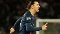 Penyerang PSG, Zlatan Ibrahimovic melakukan selebrasi usai mencetak gol kegawang Chelsea pada leg pertama Babak 16 besar Liga Champions di Parc des Princes, Paris, Rabu (17/2). PSG menang atas Chelsea dengan skor 2-1. (Reuters/Gonzalo Fuentes)