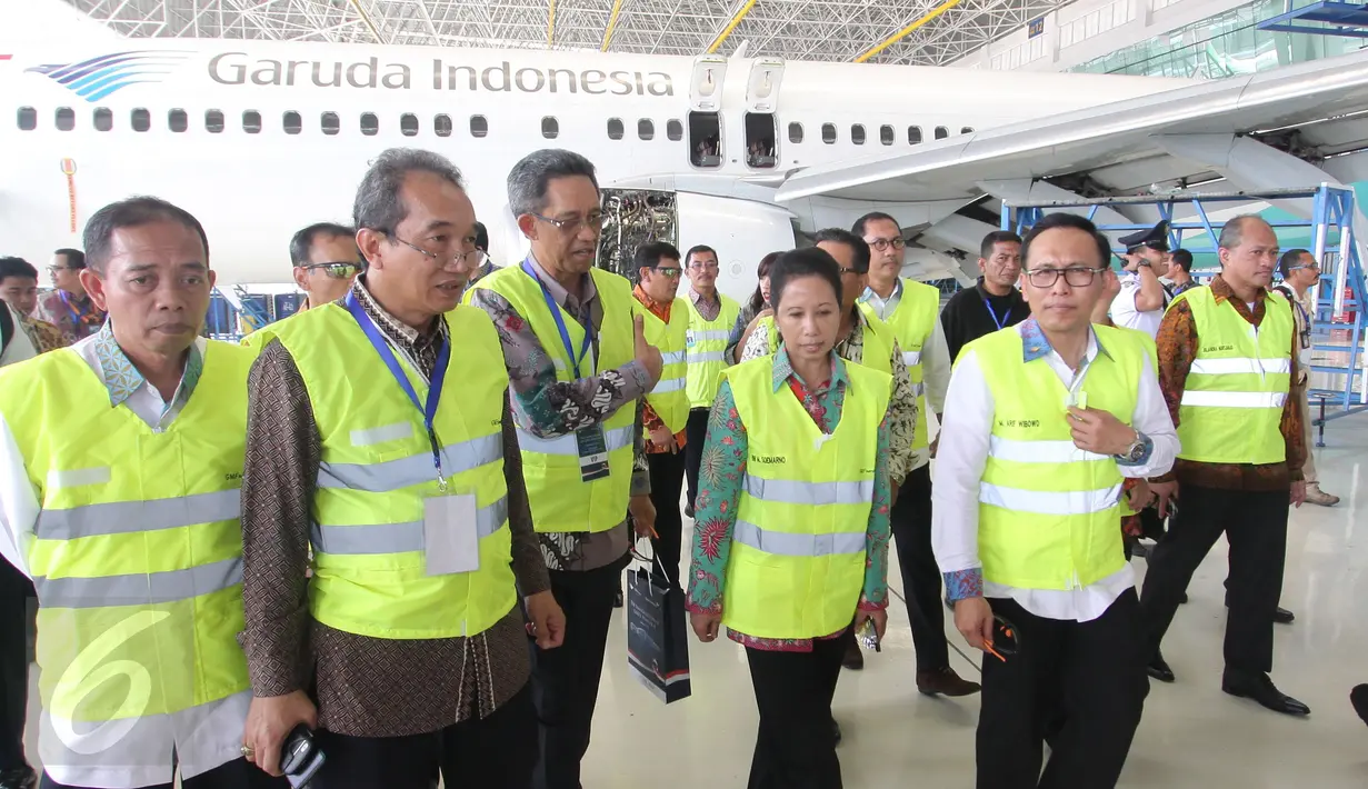 Menteri BUMN Rini Soemarno (tengah) berkeliling usai meresmikan hanggar keempat milik Garuda di area Bandara Soekarno-Hatta, Cengkareng, Tangerang, Senin (28/9). (Liputan6.com/Angga Yuniar)