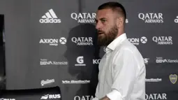 Legenda AS Roma, Daniele De Rossi bersiap mengumumkan pensiun dalam konferensi pers di Buenos Aires, Senin (6/1/2020). Daniele De Rossi mengakhiri kiprah profesionalnya sepanjang 18 tahun dimana Kklub terakhir yang ia bela adalah Boca Juniors. (Enrique SANTOS / AFP)