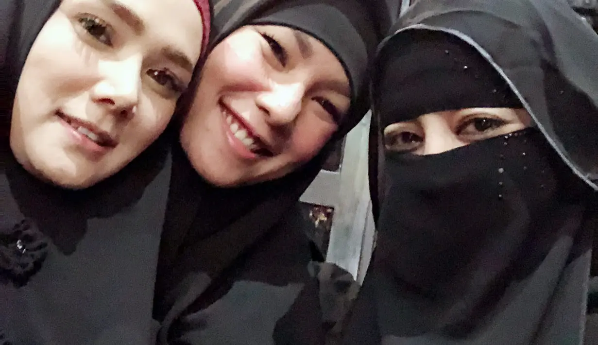 "Assalamualaikum.. Saya Kalina Ocktaranny.. Karena bnyknya yg bertanya apakah saya sudah menggunakan hijab atau mengira sya sudah menggunakan hijab, sya akan menjawab dan meluruskan disini.." tulisnya. (Instagram/kalinaocktaranny)