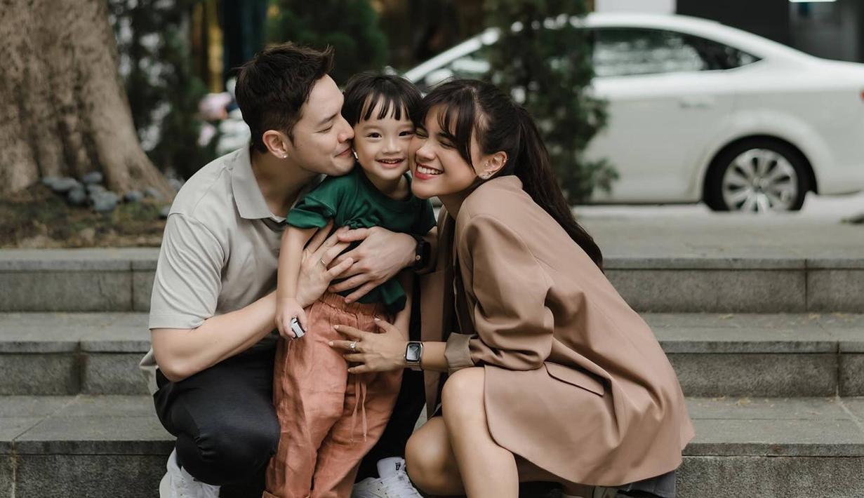 Diketahui bahwa orang tua dari Anthony Xie menetap di Taipei, Taiwan. Dalam beberapa kesempatan, pasangan selebriti ini sering mudik untuk mengunjungi orang tuanya. Dalam momen libur lebaran kali ini keduanya pun kembali mudik untuk berkumpul bersama keluarga. (Liputan6.com/IG/@audimarissa)