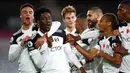 Pemain Fulham merayakan gol yang dicetak Ola Aina ke gawang West Bromwich pada laga lanjutan Liga Inggris di Craven Cottage, Selasa (3/11/2020) dini hari WIB. Fulham menang 2-0 atas West Bromwich. (AFP/Clive Rose/pool)