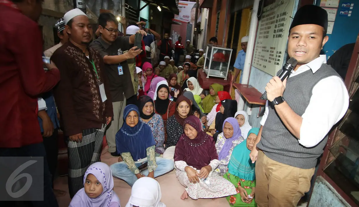 Bakal Calon Gubernur DKI dari PKS Muhamad Idrus menyampaikan sambutan saat acara buka puasa bersama dan santunan anak yatim di Kebon Sirih, Jakarta, Sabtu (18/6). Buka bersama tersebut dalam rangka menjalin silaturahmi. (Liputan6.com/Immanuel Antonius)