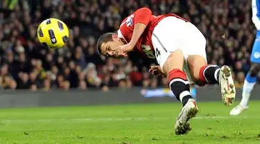 Striker Manchester United Javier Hernandez melesakkan gol penutup kemenangan 2-0 atas Wigan dengan sundulan di Old Trafford, 20 November 2010. AFP PHOTO/ANDREW YATES