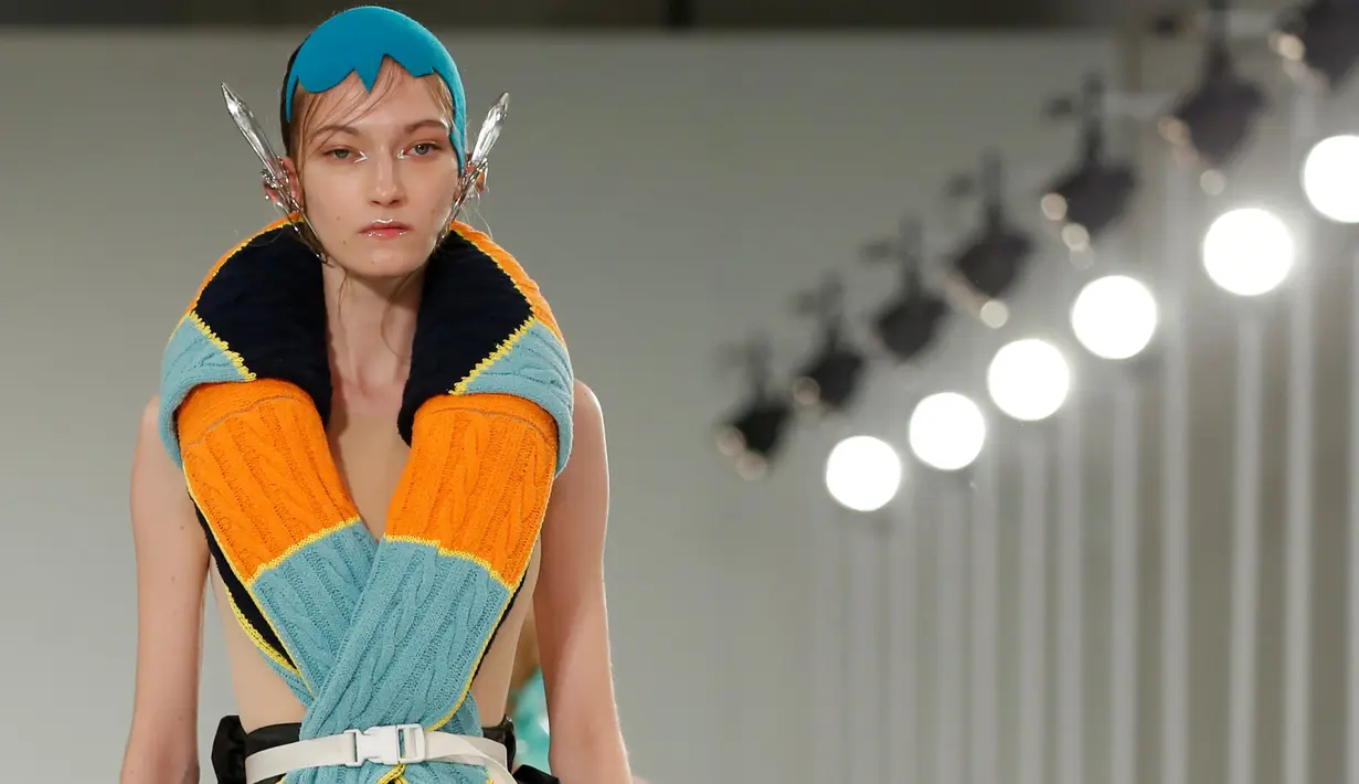 Model membawakan busana rancangan, John Galliano saat Fashion Week Paris di Perancis, Rabu (28/9). Busana ini adalah salah satu koleksi dari rumah mode Maison Margiela untuk busana musim panas 2017. (REUTERS/Gonzalo Fuentes)