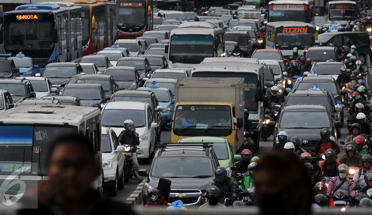 Imbas uji coba penghapusan sistem 3 in 1 di Jakarta, sejumlah jalan nonprotokol pun macet parah, Jakarta, Selasa (5/4). Pasalnya, kendaraan di sejumlah jalan yang ada masuk kawasan 3 in 1 itu menjadi tak teratur. (Liputan6.com/Johan Tallo)