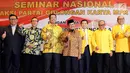 Tokoh Partai Golkar Agung Laksono (kiri), Akbar Tandjung (kedua kiri), Mahyudin (ketiga kiri), BJ Habibie (tengah), Setya Novanto (ketiga kanan), Aburizal Bakrie (kedua kanan) saat Seminar Nasional, Jakarta, Kamis (19/10). (Liputan6.com/Johan Tallo)