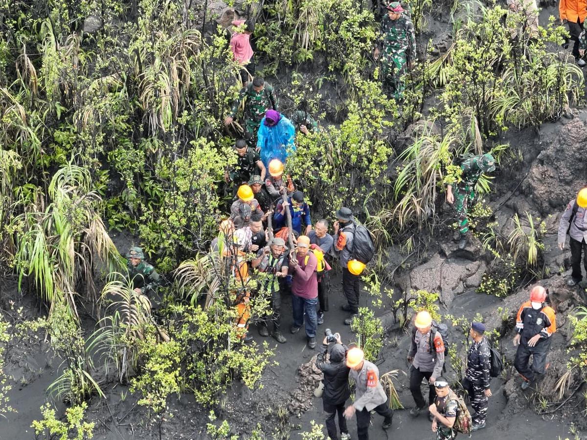 FOTO: Tim SAR Temukan Pendaki Korban Erupsi Gunung Dukono