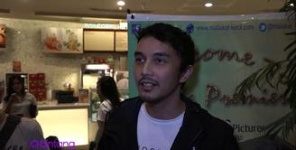 Akhir-akhir ini, Dimas Aditya sempat dikabarkan dekat dengan Tika Bravani. Tetapi, Dimas masih tutup mulut perihal kabar kedekatan mereka berdua.