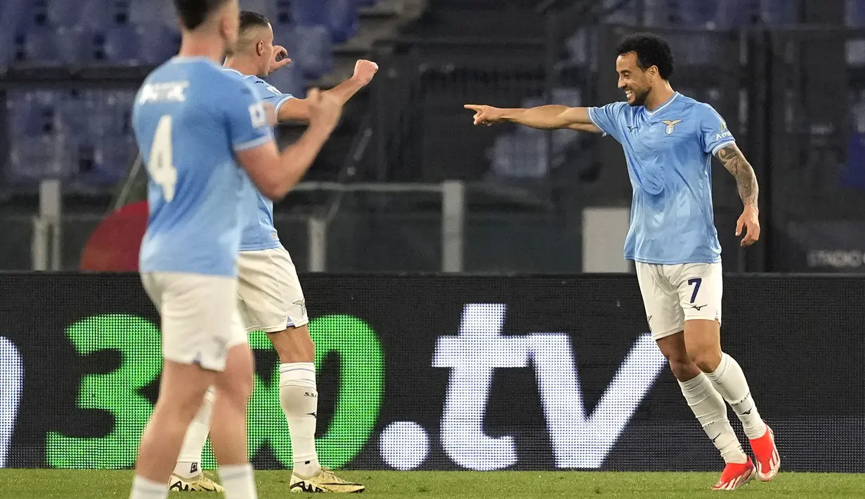 Pemain Lazio, Felipe Anderson (kanan) merayakan golnya ke gawang Salernitana pada laga lanjutan Liga Italia 2023/2024 di Olympic Stadium, Roma, Italia, Sabtu (13/04/2024) dini hari WIB. (AP Photo/Andrew Medichini)
