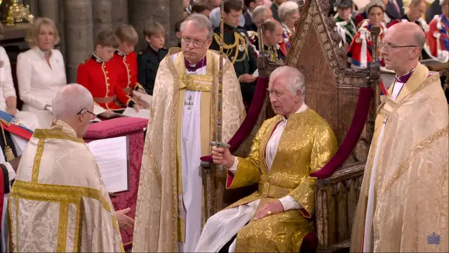 Raja Charles III duduk di kursi penobatan setelah diusap minyak urapan suci saat momen penobatan menjadi penerus takhta Kerajaan Inggris (Youtube/The Royal Family).