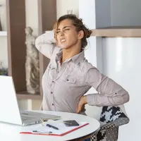 Ilustrasi sakit punggung akibat duduk terlalu lama/copyright freepik.com/stefamerpik