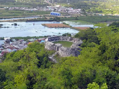 Keindahan Benteng Otanaha di Kelurahan Dembe I, Kecamatan Kota Barat, Gorontalo, 5 Juli 2016. Pemandangan yang diciptakan selain dari benteng yang dibangun pada abad ke-15 tersebut adalah dari sekitar bukit yang menawan. (Liputan6.com/Herman Zakharia)