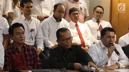 Direktur Hukum dan Advokasi TKN Ade Irfan Pulungan (kanan) memberi keterangan di Jakarta, Senin (17/6/2019). Tim Hukum Joko Widodo-Ma’ruf Amin akan menyerahkan jawaban terkait sengketa hasil Pilpres 2019 ke Mahkamah Konstitusi sore ini. (Liputan6.com/Angga Yuniar)