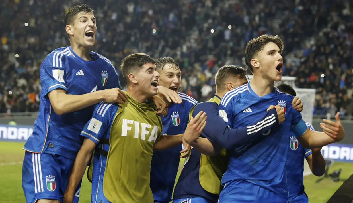 Pemain Timnas Italia U-20, Cesare Casadei, melakukan selebrasi setelah mencetak gol ke gawang Timnas Inggris U-20 pada babak 16 besar Piala Dunia U-20 2023 di Stadion La Plata, Rabu (31/5/2023). Italia menang dengan skor 2-1 atas Inggris. (AP Photo/Ivan Fernandez)