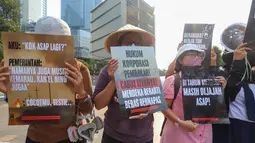 Aktivis lingkungan Wahana Lingkungan Hidup Indonesia (Walhi) berunjuk rasa terkait kebakaran hutan dan lahan (karhutla) di kawasan Tosari, Jakarta, Jumat . 14 Agustus 2026/ (KLY/ Arie Basuki)