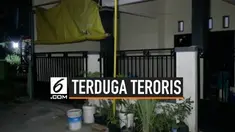 Tim Densus 88 dan Polres Ponogoro menangkap seorang pria yang diduga teroris. Pria yang ditangkap sehari-hari berjualan kaos kaki.
