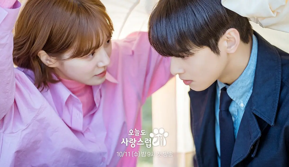 Namun, kedua guru tersebut semakin dekat di foto terakhir, saat mereka bertemu di luar sekolah, saat berlindung bersama di bawah sebuah pakaian. (Foto: MBC via Soompi)