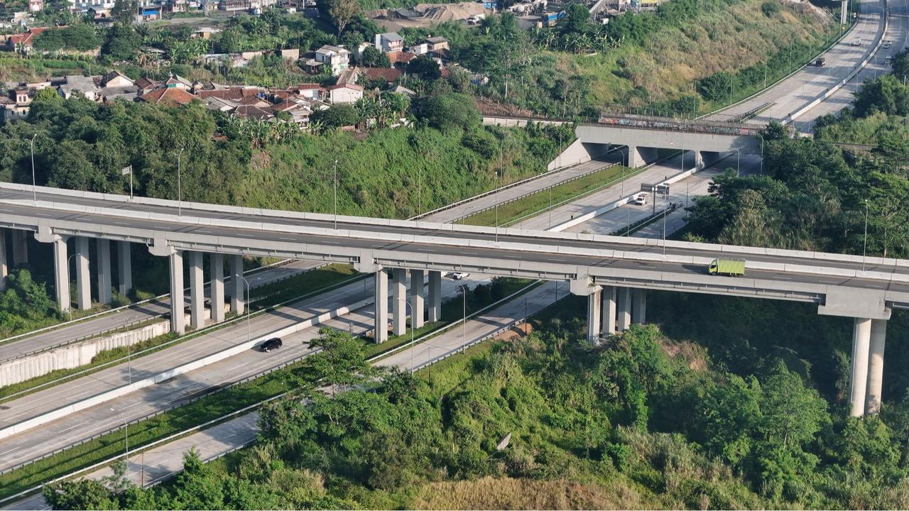 Keindahan Tol Bocimi dengan latar belakang Gunung Salak