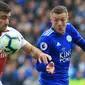 Striker Leicester City, Jamie Vardy, berebut bola dengan bek Arsenal, Sokratis Papastathopoulos, pada laga Premier League di Stadion King Power, Minggu (28/4). Leicester City menang 3-0 atas Arsenal. (AFP/Lindsey Parnaby)