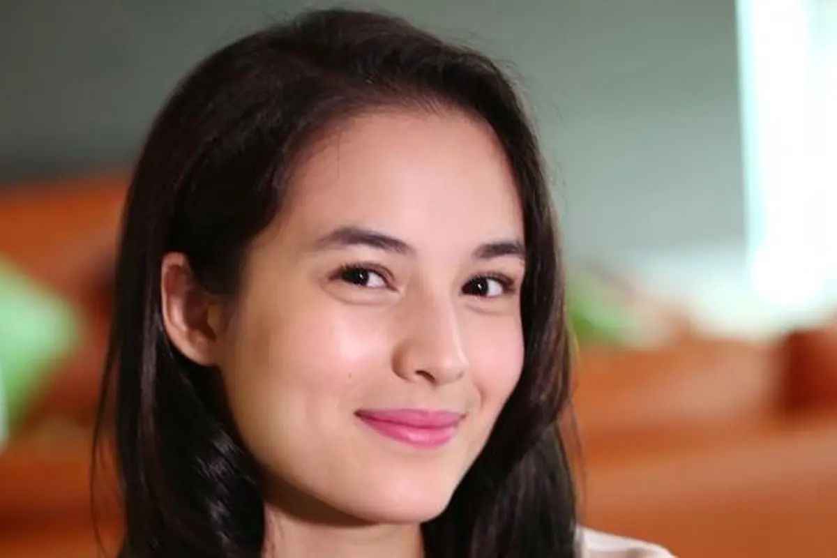  Senyum Manis Chelsea Islan Ini Bisa Bikin Pria Awet Muda