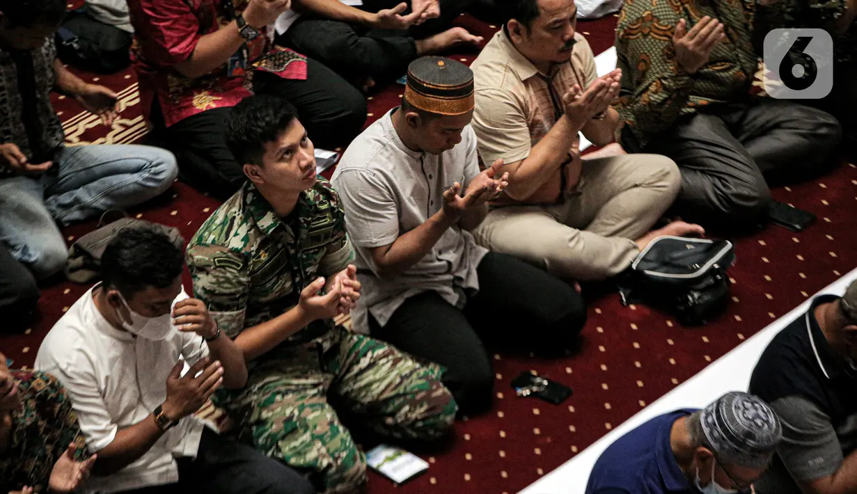 Sejumlah jemaah memanjatkan doa saat pelaksanaan salat gaib di Masjid Istiqlal, Jakarta, Jumat (10/2/2023). Salat gaib tersebut dilakukan untuk mendoakan para korban gempa di Turki dan Suriah. (Liputan6.com/Faizal Fanani)