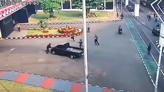 Detik-detik Pikap Terobos Gerbang DPR Saat Demo 27 Agustus