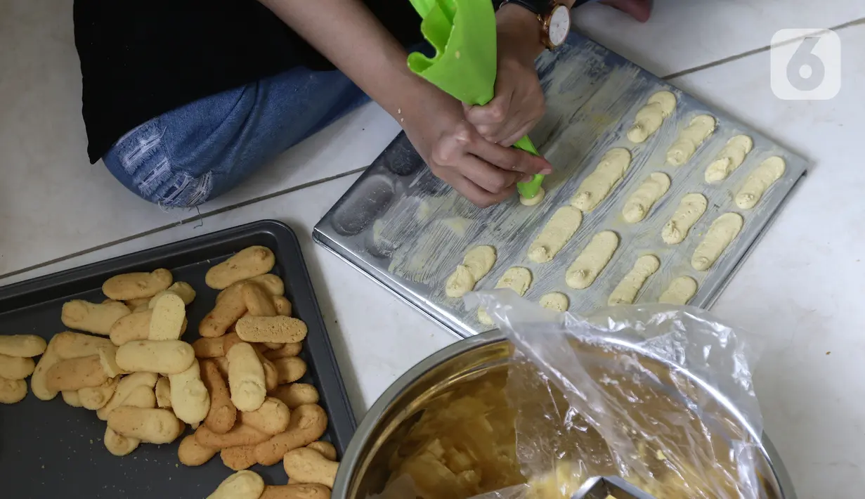 Mantan pegawai KPK bidang Humas, Tata Khoiriyah bersiap membuat adonan di tempat pembuatan kue kering miliknya, Jakarta, Kamis (21/10/2021). Aktivitas berbisnis kue kering digeluti Tata Khoiriyah sambil terus melanjutkan perlawanan terhadap pemecatan. (Liputan6.com/Helmi Fithriansyah)