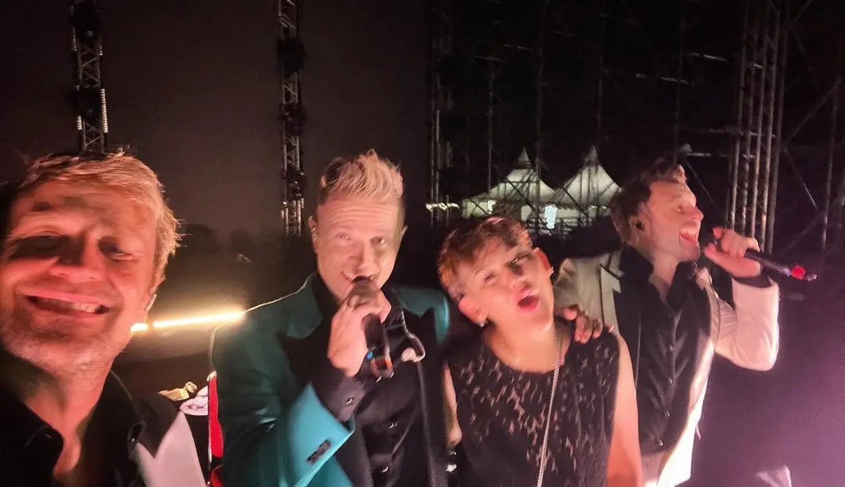 Sissy Presciliia, bersama dua personel Westlife lainnya sempat-sempatnya selfie kala mereka masih di atas panggung. (Foto: Instagram/@sysiio)