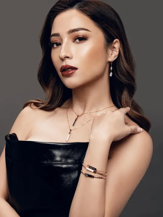 <p>Nikita Willy dengan lipstik merah yang bold. Lipstik merah memang tidak pernah menjadi pilihan yang salah, terutama untuk menojolkan fitur-fitur wajah lainnya, termasuk area mata, seperti terlihat dalam foto Nikita Willy yang satu ini. Foto: Instagram.</p>