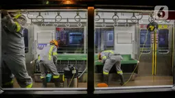 Petugas membersihkan bangku bagian dalam pada rangkaian KRL Jabodetabek di Dipo Depok, Jawa Barat, Jumat (13/3/2020). Pembersihan bagian luar dan bagian dalam kereta menggunakan cairan disinfektan guna mengantisipasi penyebaran virus corona (Covid-19). (Liputan6.com/Faizal Fanani)