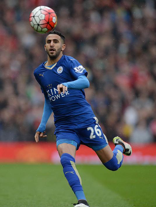 1. Riyad Mahrez, sukses mendatangkan N’Golo Kante, kini Chelsea dikabarkan Daily Express kian dekat mendapatkan pemain Leicester lainnya, Riyad Mahrez. Gelandang Algeria itu sudah menolak memperpanjang kontrak dari The Foxes. (AFP/Oli Scarff)