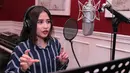 "Teh Melly kan udah tau kalau manggil mereka itu pake lagu, dan pas mereka datang itu rasanya gimana, dingin-dingin gitu. Makanya liriknya ada kata-kata, 'dingin menusuk sampai ke tulang," terang Prilly Latuconsina. (Nurwahyunan/Bintang.com)