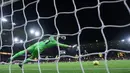 Fernandes membuka skor lewat gol unik setelah sempat terpeleset namun tetap menuntaskan peluang. Ia juga memberikan assist dan menutup laga dengan penalti yang sempurna. (AFP/Darren Staples)