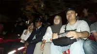 Relawan membisikkan visual pada video klip Andien 'Indahnya Dunia' di Galeri Indonesia Kaya, Grand Indonesia, Jakarta (15/08)