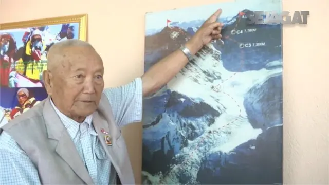 Meski sudah berusia senja, Kakek Min bertekad untuk mendaki Gunung Everest dengan ketinggian 8.848 mdpl.