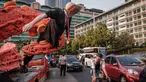 Seorang pengendara sepeda melewati sosok berbentuk gurita yang memegang manekin yang menyerupai seorang bakal calon presiden pada pemilu 2024 mendatang di kawasan Bundaran Hotel Indonesia, Jakarta, Jumat (6/10/2023). (Yasuyoshi CHIBA/AFP)