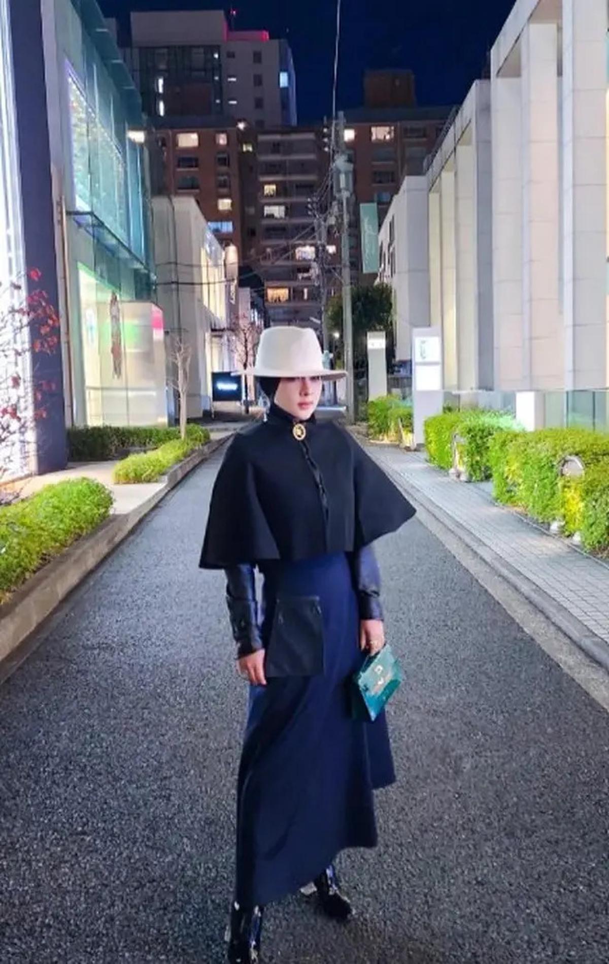 10 Inspirasi Padu Padan Atasan Hitam ala Syahrini, Tampil Menawan di Berbagai Kesempatan