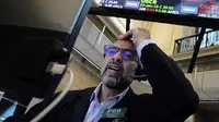 Ilustrasi seorang pedagang efek tengah bekerja di lantai Bursa Efek New York atau Wall Street, Selasa, 8 Juli 2025. (Foto: AP/Richard Drew)