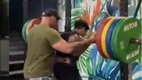 Dalam video singkat yang beredar di media sosial, Justyn Vicky terlihat berusaha keras mengangkat barbel seberat 210 kg dengan gerakan back squat, insiden pun terjadi. Foto: Instagram @justynvickybali_island.