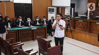 Terdakwa Richard Eliezer Pudihang Lumiu memberi salam sebelum menjalani sidang dengan agenda pembacaan vonis oleh Majelis Hakim dalam kasus pembunuhan Brigadir Yosua Hutabarat di Pengadilan Negeri Jakarta Selatan, Rabu (15/2/2023). Eliezer menembak ke Brigadir J sebanyak 5 kali. Bagian tubuh Brigadir J adalah bagian Dada dan lengan. Lima tembakan yang dilesatkan oleh Bharada E, dua peluru yang mengenai Brigadir J. (Liputan6.com/Johan Tallo)