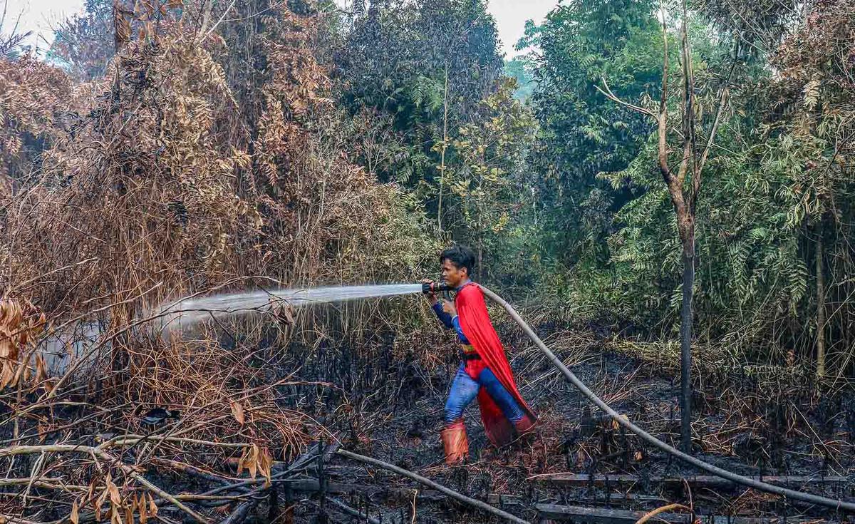 Superman Muncul di Tengah Kebakaran Lahan Palangkaraya