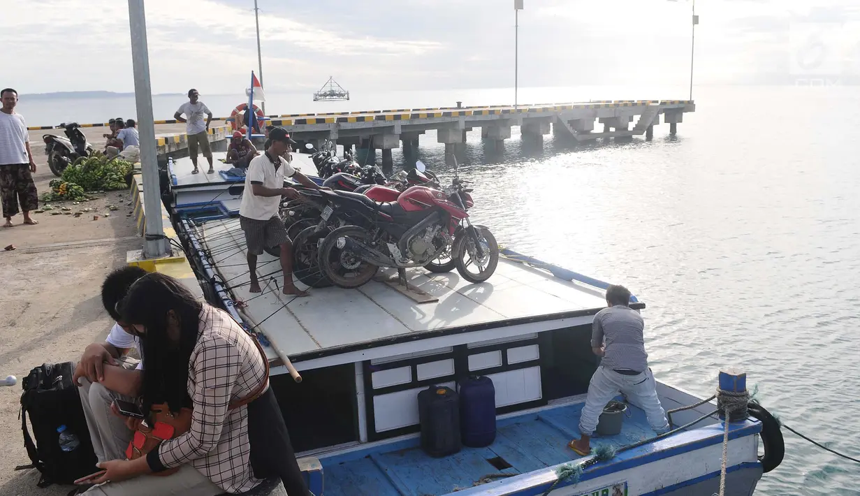Petugas menata motor yang ada di atas kapal  di pelabuhan Pulau Sebesi, Lampung, Senin(31/12). Setiap harinya hanya ada satu kapal yang menyeberang pada pukul 13.00 WIB dari Dermaga Canti ke Pulau Sebesi. (Liputan6.com/Herman Zakharia)