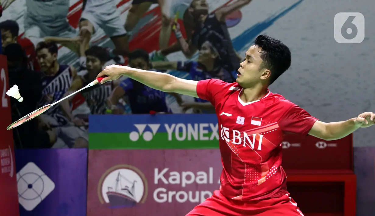 Pebulu tangkis tunggal putra Indonesia, Anthony Sinisuka Ginting saat bertanding melawan Sitthikom Thammasin (Thailand) pada babak 16 besar Indonesia Masters 2022 di Istora Senayan, Jakarta, Kamis (9/6/2022). Anthony Sinisuka Ginting unggul dan melaju ke babak berikutnya. (Liputan6.com/Helmi Fithriansyah)