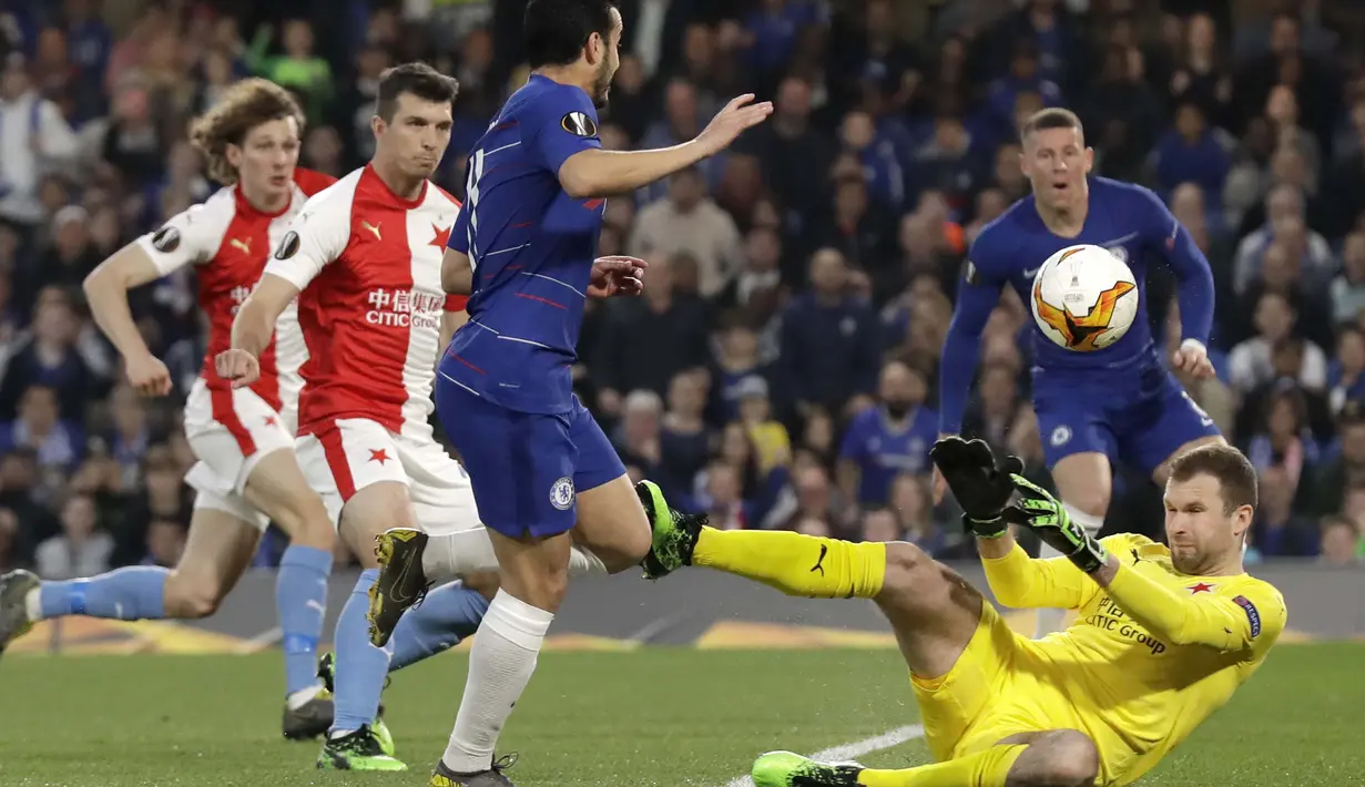 Gelandang Chelsea, Pedro, mencetak gol ke gawang Slavia Praha pada laga leg kedua perempat final Liga Europa di Stadion Stamford Bridge, Kamis (18/4/2019). Chelsea menang 4-3 atas Slavia Praha. (AP/Matt Dunham)