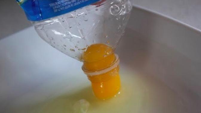 Botol plastik yang digunakan untuk menyedot kuning telur (Sumber: Reddit/MahatmaGuru)