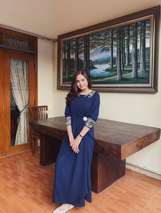 Syifa pun menceritakan cara ampuh yang dilakukannya untuk menghadapi serangan komentar haters. Ia bersikap tidak peduli terhadap haters yang hanya ada di dunia maya, media sosial. (Instagram/syifahadjureal)