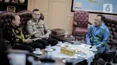 Corporate Secretary SCM, Gilang Iskandar (tengah) dan Pemimpin Redaksi SCTV, Mohamad Teguh (kiri) saat bertemu dengan Dubes Malaysia untuk Indonesia, Zainal Abidin di Kedubes Malaysia, Jakarta, Rabu (22/1/2020). Pertemuan tersebut membahas kerja sama di sektor media. (Liputan6.com/Faizal Fanani)