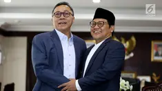 Ketua MPR Zulkifli Hasan (kiri) menerima kedatangan Ketua Umum PKB Muhaimin Iskandar di Kompleks Parlemen Senayan, Jakarta, Jumat (11/5). Pertemuan membahas kondisi kebangsaan terkini jelang Pilkada 2018 dan Pilpres 2019. (Liputan6.com/Johan Tallo)